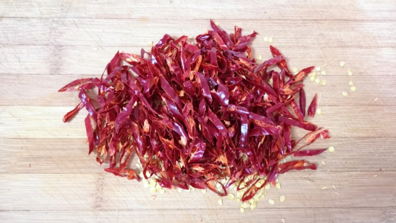芥菜丝咸菜,干红辣椒用剪刀剪成丝。