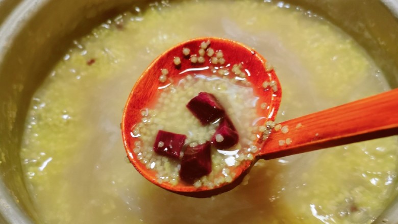 紫薯小米粥,汤汁慢慢变色。