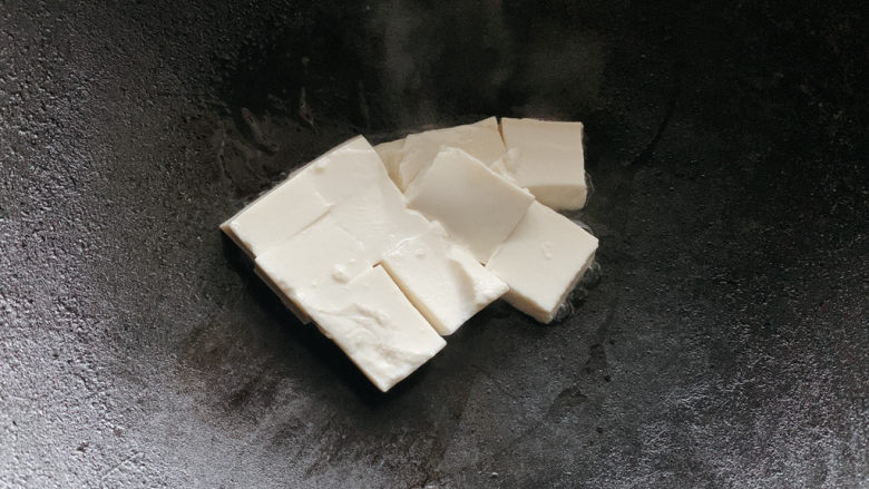 豆腐炒鸡蛋,将豆腐入锅中中火煎制，建议选用有韧劲一些的北豆腐。