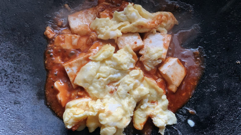 豆腐炒鸡蛋,最后加入鸡蛋，炒10s出锅