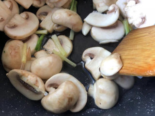 炒口蘑,翻炒片刻后加些许清水，略煮几分钟。