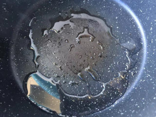 炒口蘑,锅里倒入油。