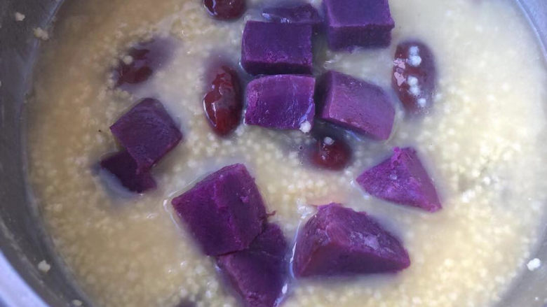 紫薯小米粥,10分钟后加入紫薯，再炖10分钟。