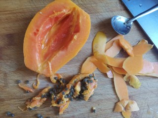 木瓜炖牛奶,煮银耳的时候，处理木瓜，先把木瓜去籽削皮