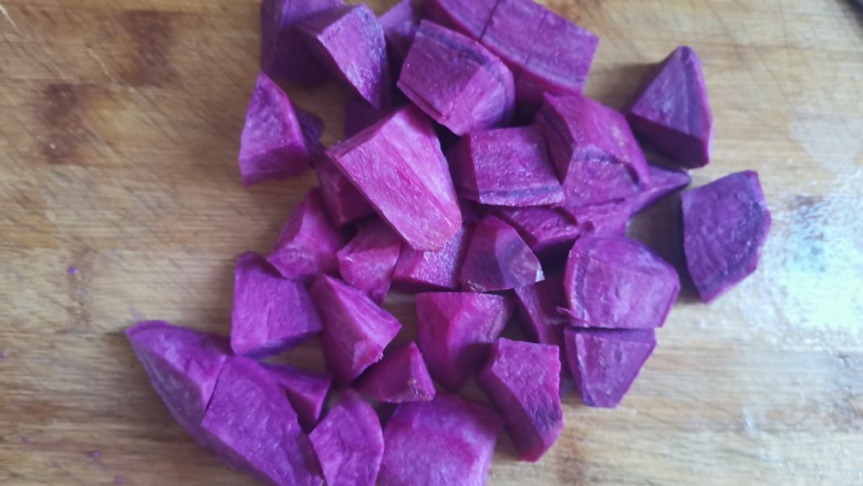 紫薯小米粥,紫薯削皮洗干净切小块