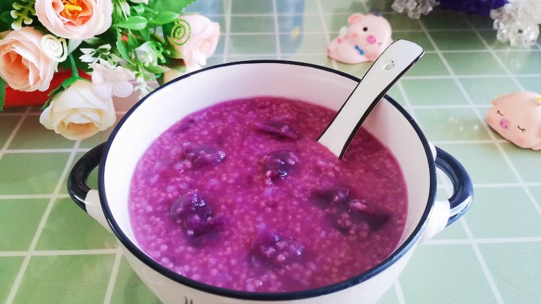 紫薯小米粥,出锅啦，营养丰富又高颜值的紫薯小米粥就做好了！
