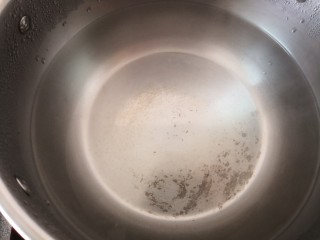 茄汁龙利鱼,锅里放水烧开