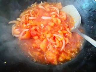 茄汁龙利鱼,炒至变软出汤汁
