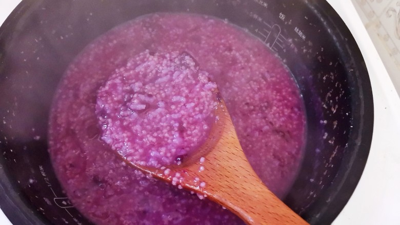 紫薯小米粥,煮好焖10分钟多，紫薯小米粥就煮好了