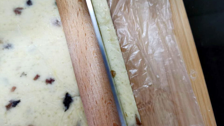 牛奶棒,用擀面杖当尺，切下0．7公分宽的长方形条状