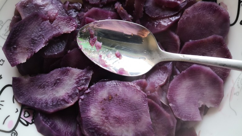 紫薯脆饼,蒸好的紫薯取出倒去多余的水分
