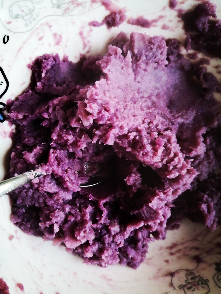 紫薯脆饼,用勺子压成紫薯泥备用