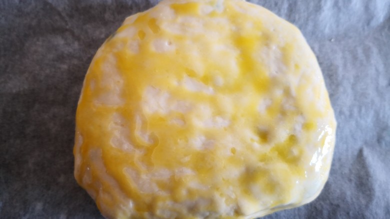 紫薯脆饼,刷上蛋黄液