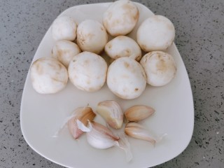 炒口蘑,准备食材，口蘑清洗干净控水