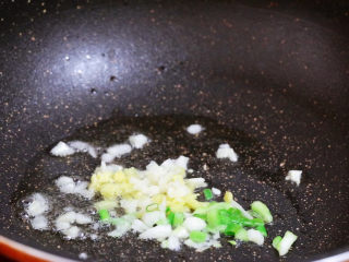 茄汁龙利鱼,锅中倒入适量的食用油烧热，放入蒜姜葱白炒出香味