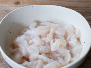 茄汁龙利鱼,将切好的龙利鱼放入容器中，加入1勺料酒、1克盐、1克胡椒粉、1茶匙淀粉，抓匀腌制10-15分钟
