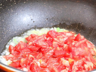 茄汁龙利鱼,放入番茄翻炒至出汁