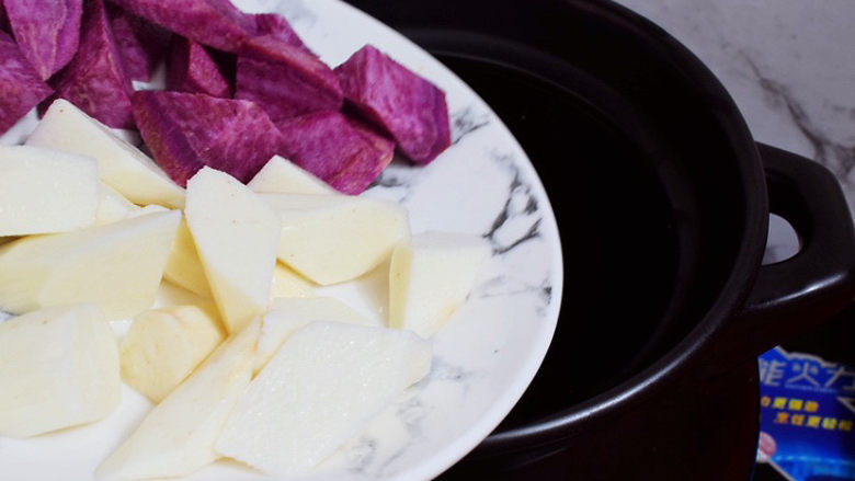 紫薯小米粥,放入山药和紫薯