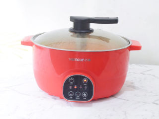 番茄火锅,汤底煮开后转小火炖煮，可以多煮一会儿，时间越长，番茄汤底就越浓郁醇厚