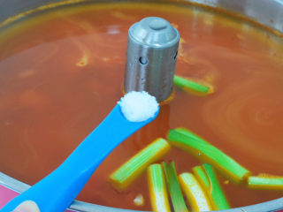 番茄火锅,加入适量的盐