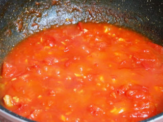 番茄火锅,继续翻炒至番茄融化