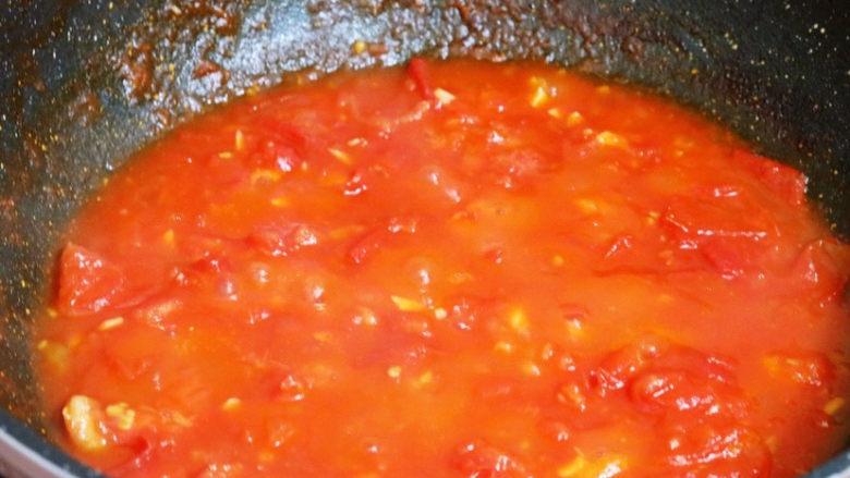 番茄火锅,继续翻炒至番茄融化