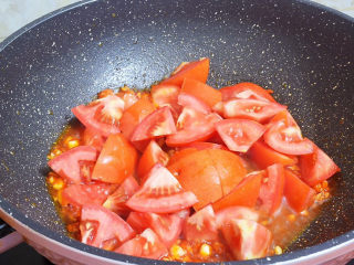 番茄火锅,加入番茄