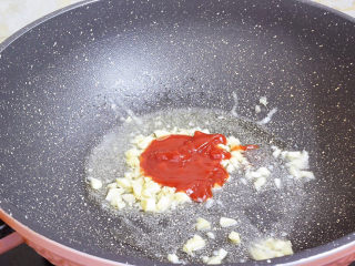 番茄火锅,加入番茄酱翻炒出红油