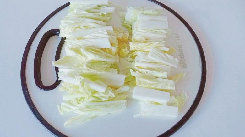 白菜炒豆腐,白菜竖着切长条再切成小段。