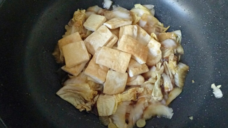 白菜炒豆腐,加入煎好的豆腐块，盖上锅盖焖2分钟即可