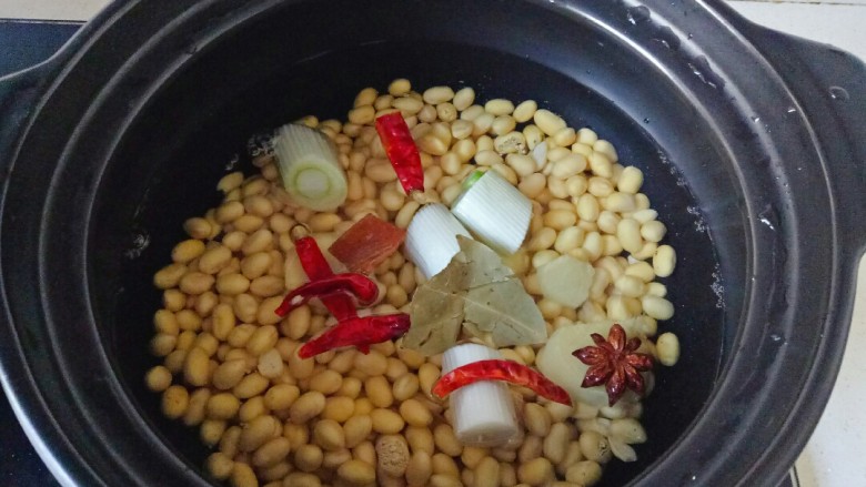 酱黄豆,加入干红辣椒和香料