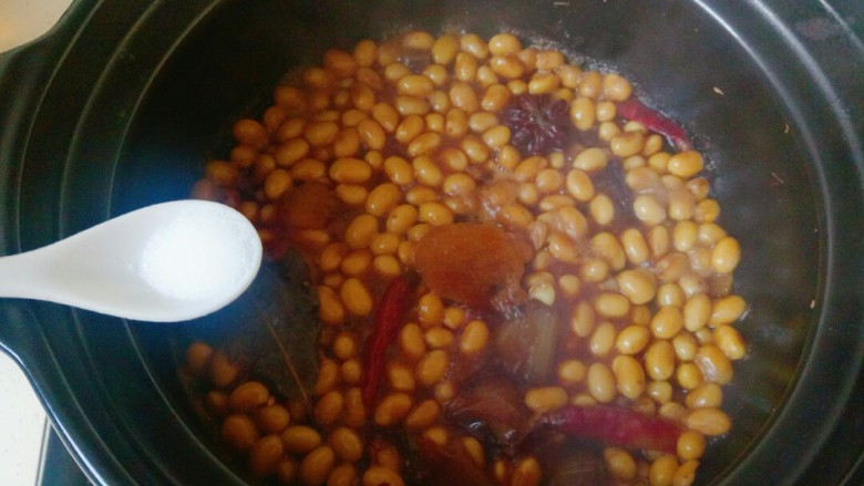 酱黄豆,加入适量盐调味，大火收干汁即可