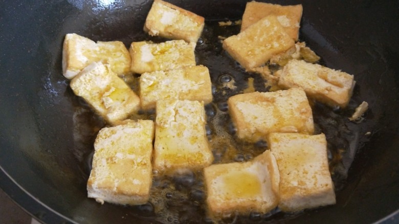 豆腐炒鸡蛋,煎制两面上色。