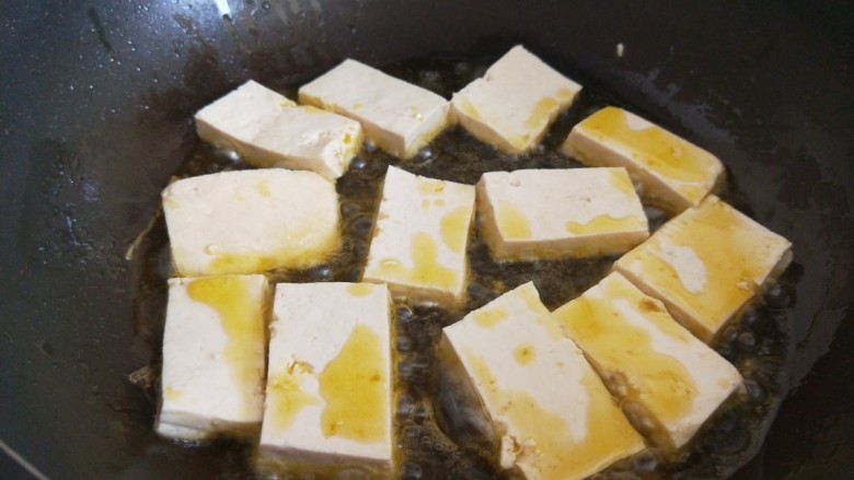 豆腐炒鸡蛋,倒入菜籽油烧热煎制豆腐。