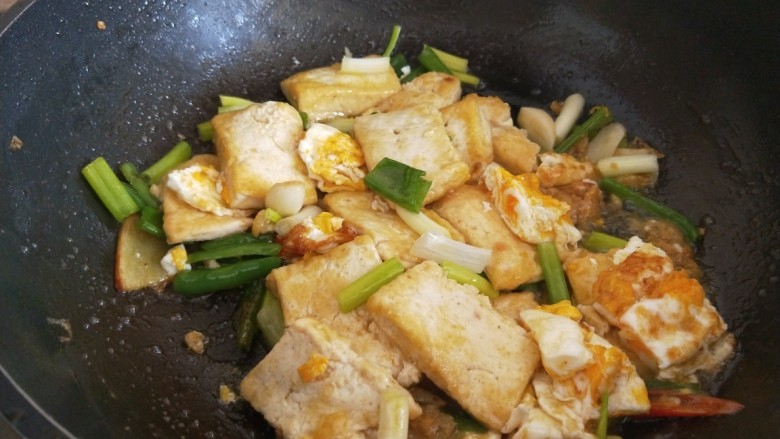 豆腐炒鸡蛋,加入适量盐，鸡精，水淀粉勾芡即可出锅。