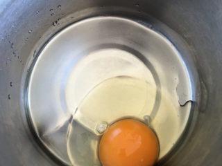 牛奶棒,鸡蛋打入盆里。