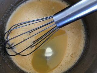 牛奶棒,打入玉米油搅拌均匀。