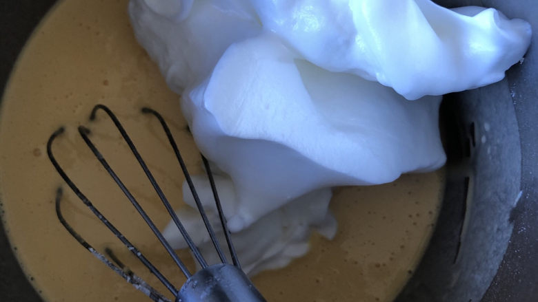 粘米粉蒸蛋糕,取一部分蛋白放入蛋黄糊中。