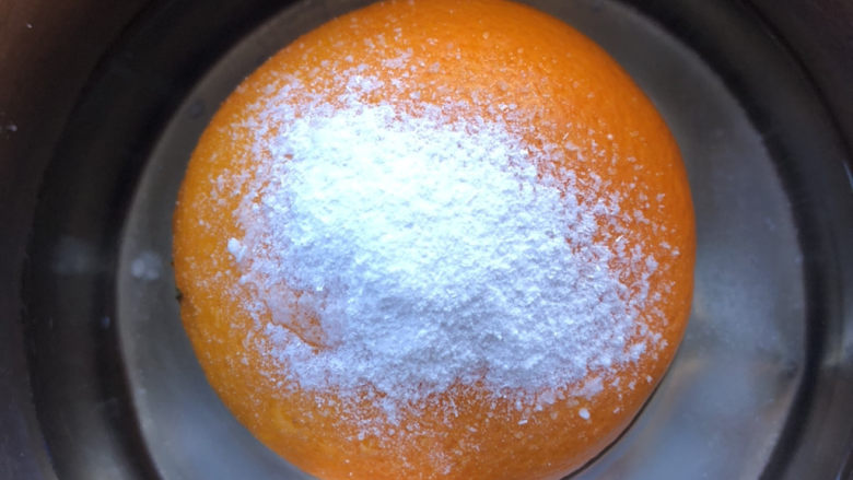 香橙戚风,橙子皮搓盐清洗干净。