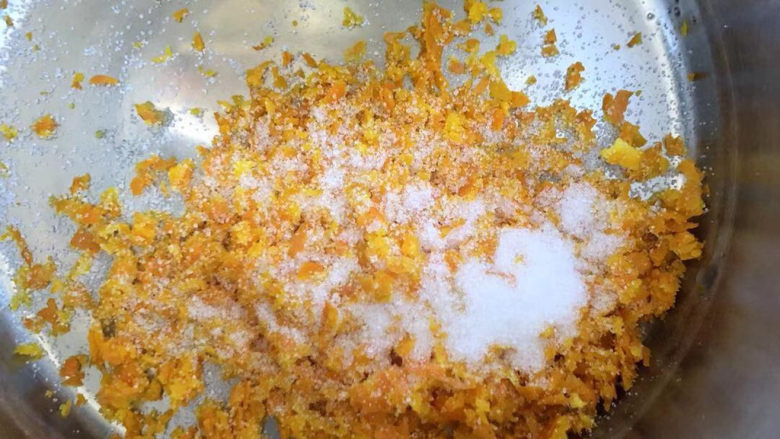 香橙戚风,橙皮屑先放一点糖腌制一会儿。