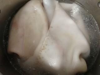 自制猪皮冻,猪皮清水里泡30分钟，洗掉表面杂质。