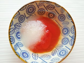 茄汁鹌鹑蛋,小碗里加入番茄酱、白醋和糖。 