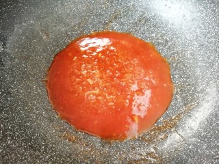 茄汁鹌鹑蛋,锅底留余油，倒入糖醋汁烧至冒泡。 