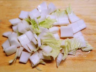 白菜粉丝汤,白菜切块。