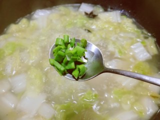 白菜粉丝汤,撒上葱碎，关火出锅。