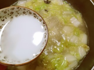 白菜粉丝汤,倒入水淀粉增稠。