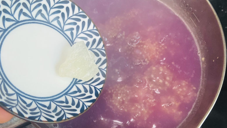 紫薯小米粥,加入冰糖煮化