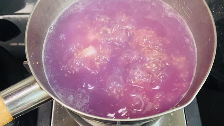 紫薯小米粥,中小火焖煮十五分钟，期间用汤勺搅拌数次，防止粘锅底