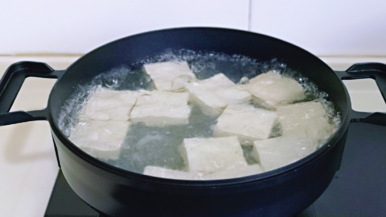 茄汁鹌鹑蛋,锅中加入水烧开，下豆腐再次烧开，煮1分钟捞出。