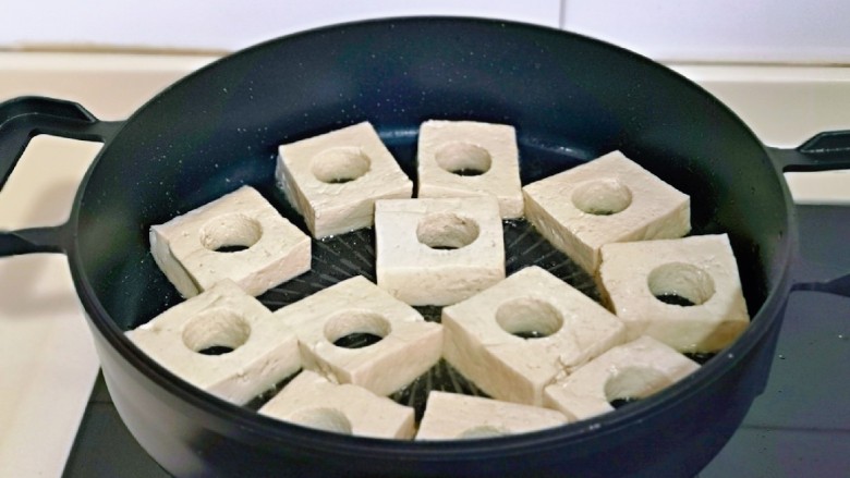 茄汁鹌鹑蛋,起油锅，将豆腐摆入平底锅中，一定要用不粘锅呦～